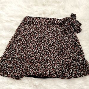 Hollister Black Micro Floral Ruffle Hem Mini Skirt Women's Medium M Side Tie EUC